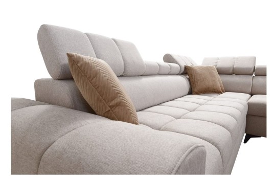 sofa w beżowym kolorze 