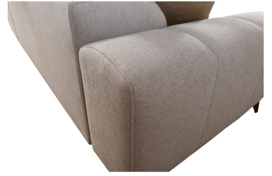 sofa z wygodnym podłokietnikiem 