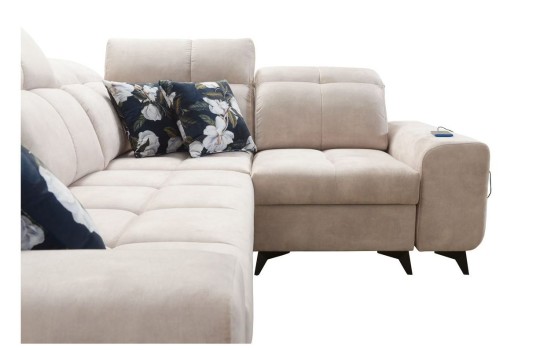 sofa na czarnych nogach 