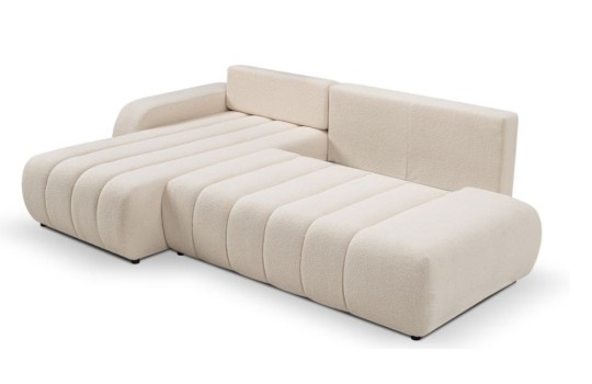 kanapa w jasnym materiale 