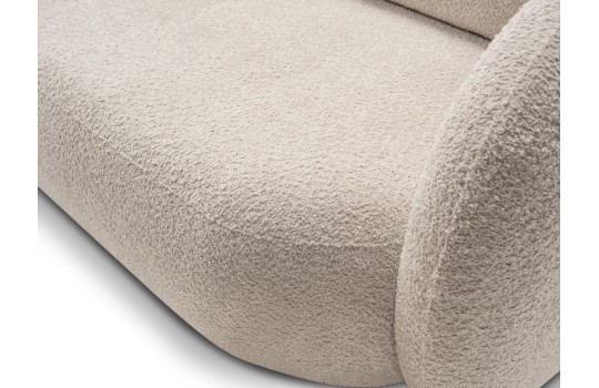 sofa w kremowym materiale 