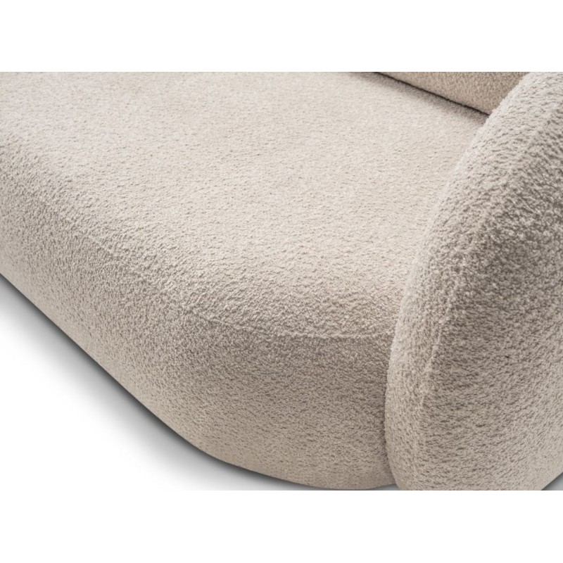 sofa w kremowym materiale 