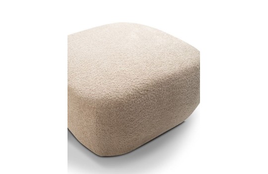 pufa w jasnym materiale 