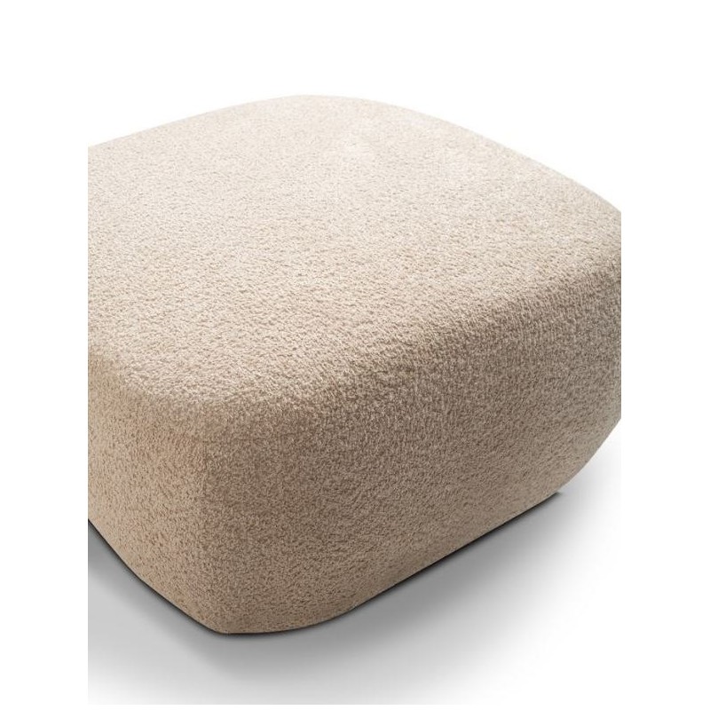 pufa w jasnym materiale 