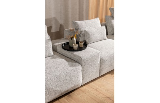 sofa z półką pośrodku 