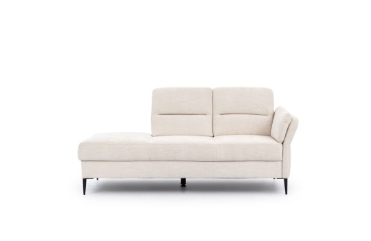 sofa na wysokich czarnych nogach 