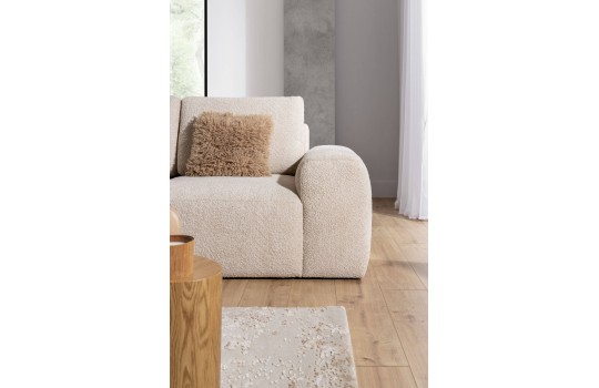 kanapa w kremowym materiale 