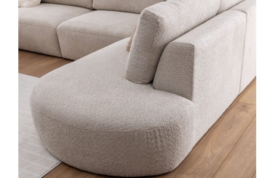 sofa narożnikowa w beżowym kolorze 