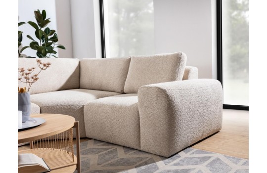 kanapa w kremowym obiciu 