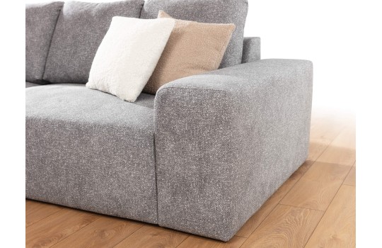 sofa z miękkimi poduchami 