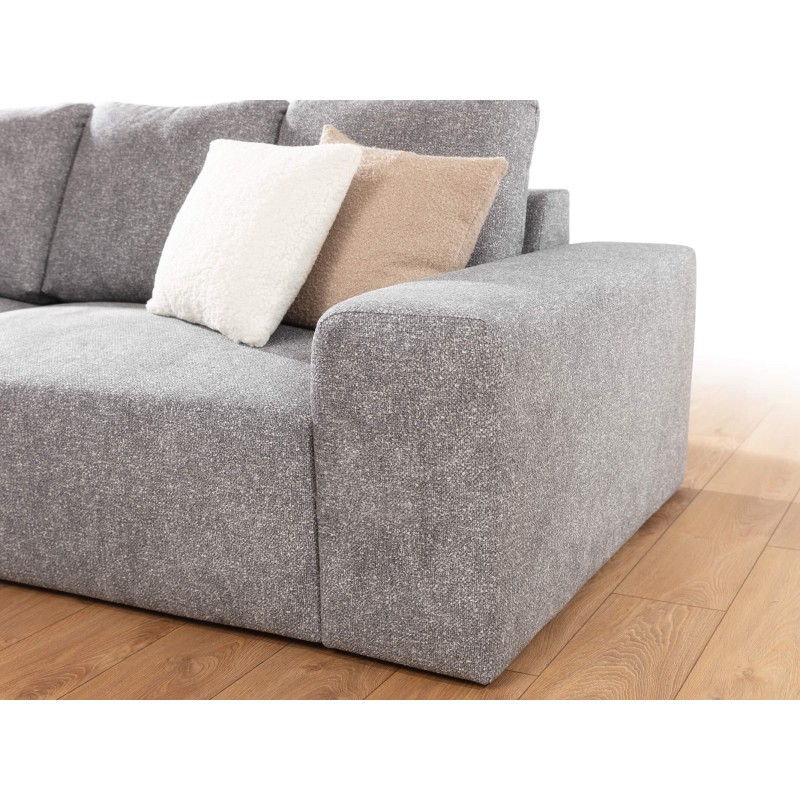 sofa z miękkimi poduchami 