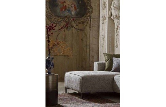 sofa na wysokich nóżkach 