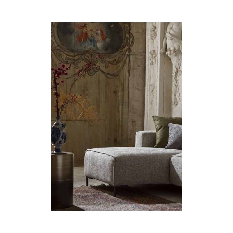 sofa na wysokich nóżkach 