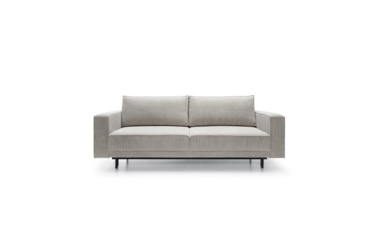 sofa na czarnej podstawie 