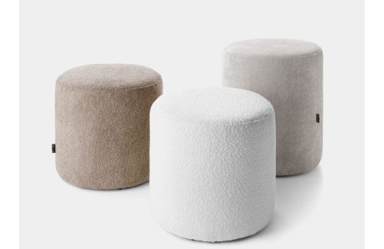 pufy okrągłe o różnych wysokościach 