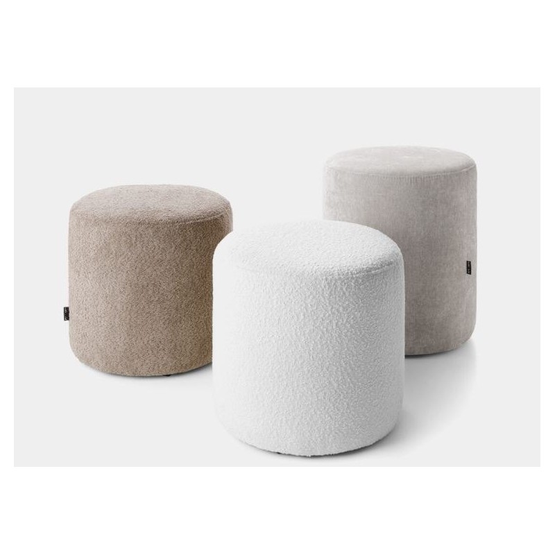 pufy okrągłe o różnych wysokościach 