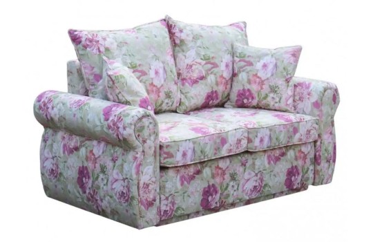 różowa sofa w kwiaty 