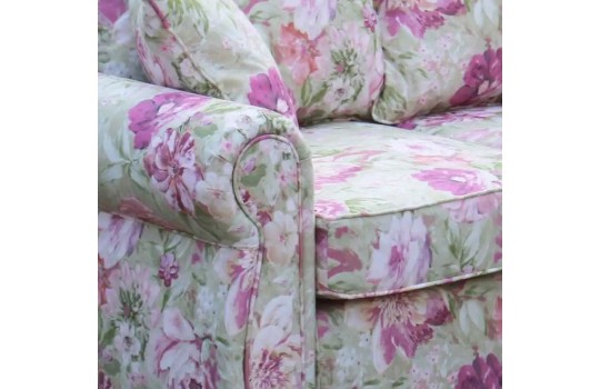 sofa w kwiecisty wzór 