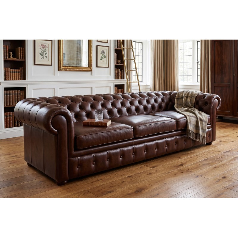 Skórzana sofa 3 osobowa chesterfield Duero w brązowej skórze, w salonie z biblioteczką Skórzana sofa 3 osobowa chesterfield Duero w brązowej skórze, w salonie z biblioteczką