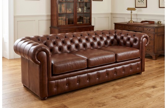 Brązowa skórzana sofa chesterfield Duero z trzema siedziskami Brązowa skórzana sofa chesterfield Duero z trzema siedziskami