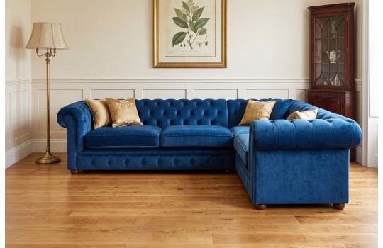 Granatowy narożnik chesterfield Malard z poduszkami, nóżki w kolorze ciemnego drewna