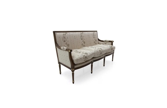 sofa z rzeźbieniami 