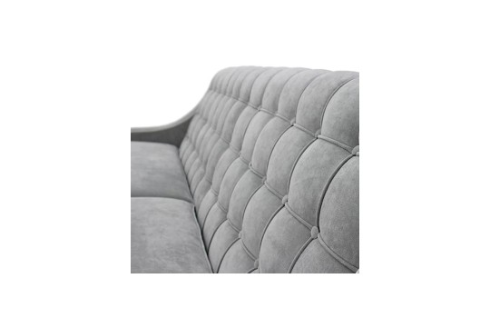 sofa z pięknymi pikowaniami mezero