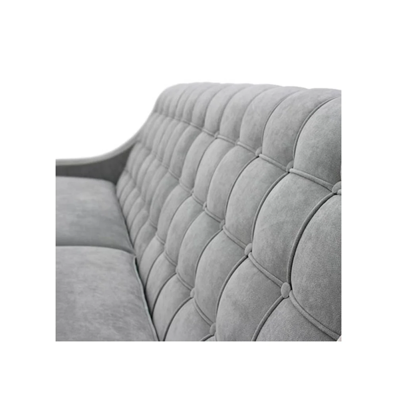 sofa z pięknymi pikowaniami mezero