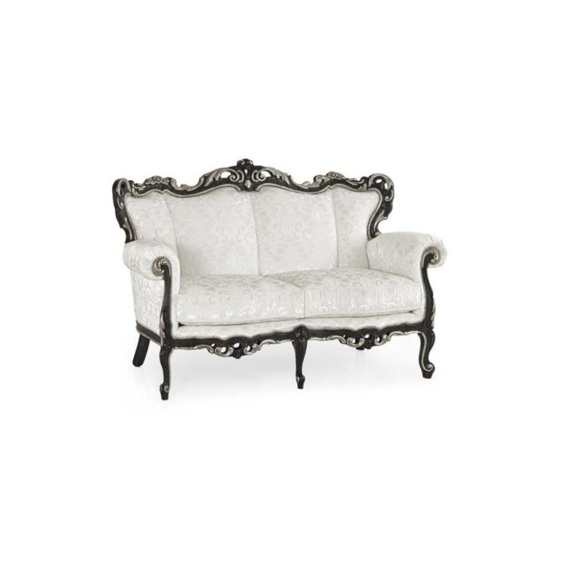 klasyczna sofa w jasnym obiciu 