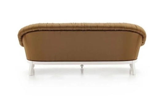 sofa marszczona na białej podstawie 