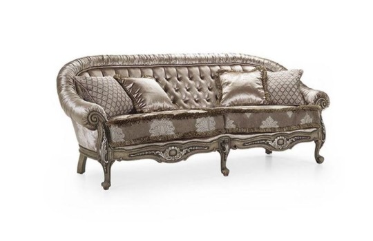 sofa w złotym materiale 