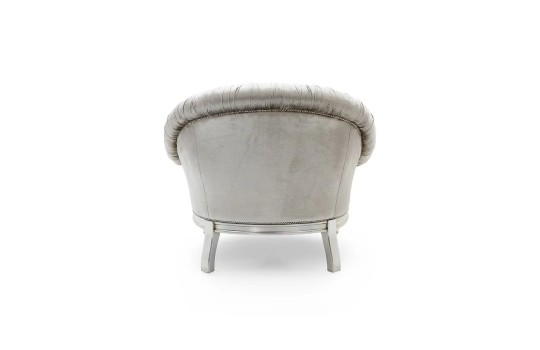 fotel na drewnianej podstawie 