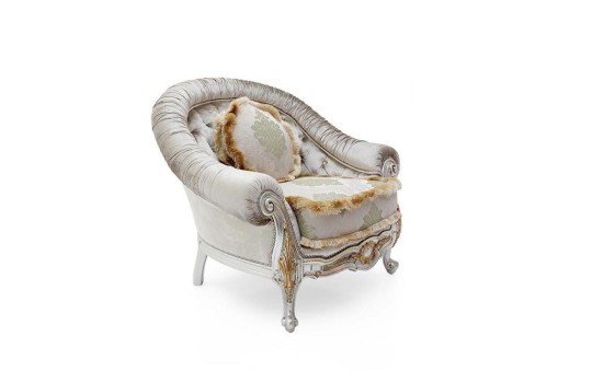 fotel w srebrnej tkaninie 