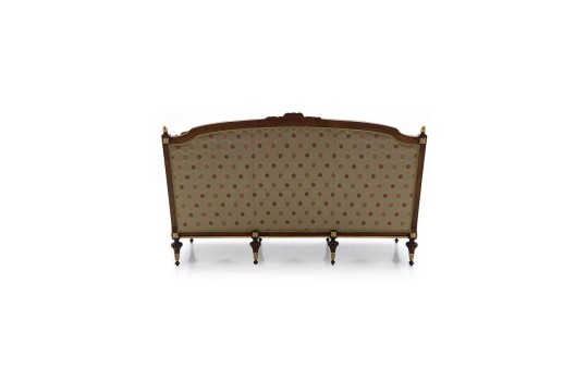 sofa ze zdobieniami 