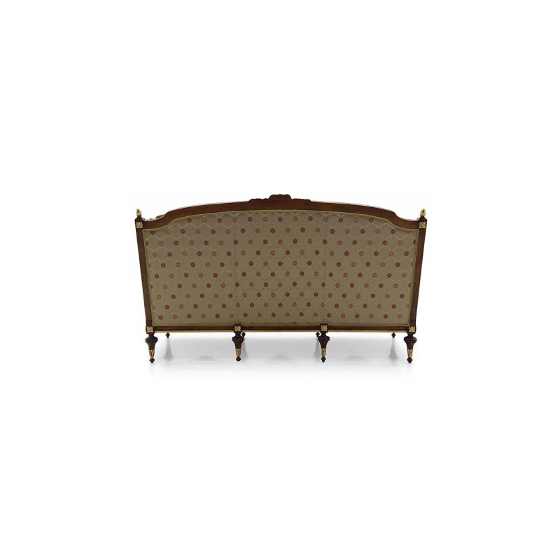 sofa ze zdobieniami 