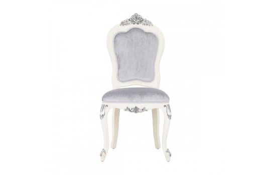 krzesło w jasnej tkaninie 