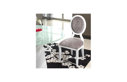 krzesło ze zdobieniami 