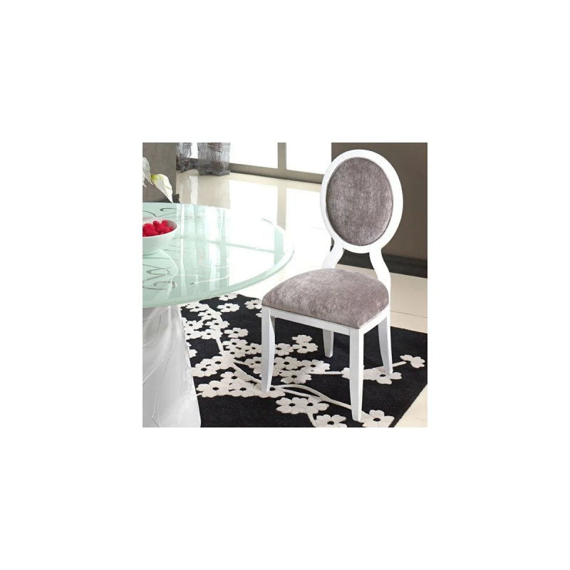 krzesło ze zdobieniami 