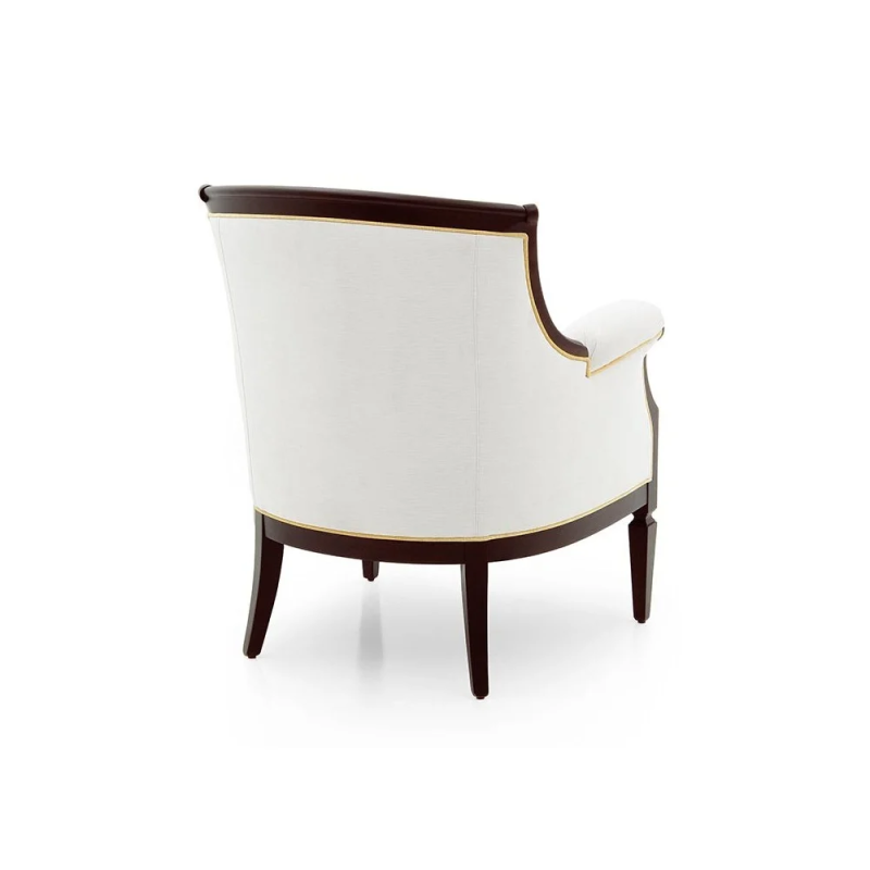 fotel z drewnianymi elementami 