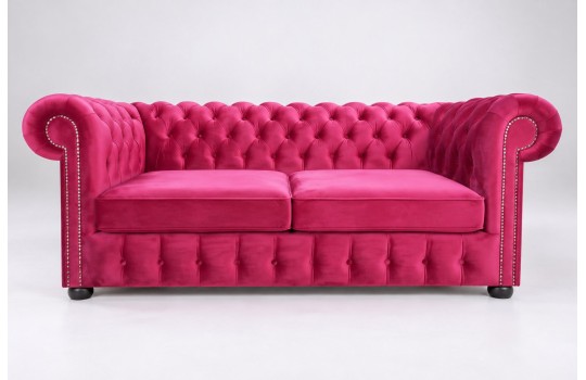 Różowa welurowa sofa chesterfield Parole z pełnym pikowaniem Różowa welurowa sofa chesterfield Parole z pełnym pikowaniem