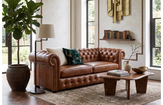 Skórzana sofa chesterfield Parole w aranżacji salonu z drewnianym stolikiem Skórzana sofa chesterfield Parole w aranżacji salonu z drewnianym stolikiem