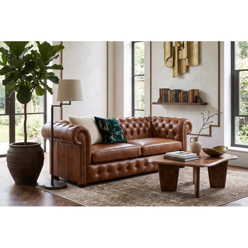 Skórzana sofa chesterfield Parole w aranżacji salonu z drewnianym stolikiem Skórzana sofa chesterfield Parole w aranżacji salonu z drewnianym stolikiem