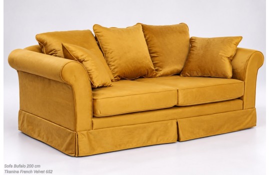 Rozkładana sofa Bufalo w musztardowym obiciu French Velvet, widok pod kątem z prawej