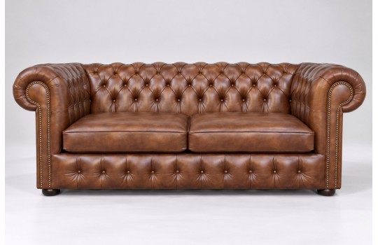 Koniakowa sofa chesterfield Parole 200 cm od frontu na jasnym tle Koniakowa sofa chesterfield Parole 200 cm od frontu na jasnym tle