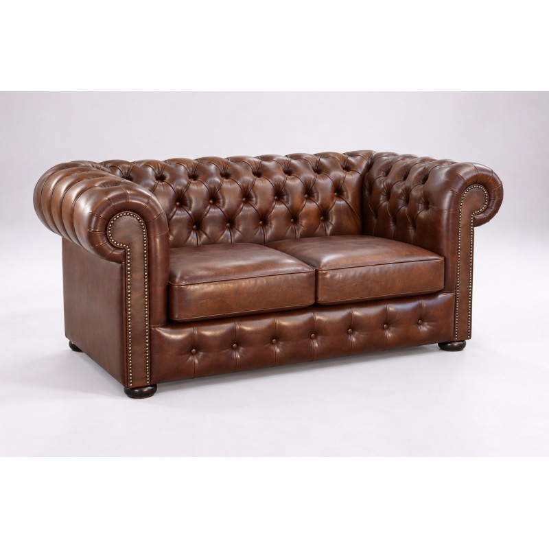 Sofa chesterfield Parole 160 cm w jasnej tkaninie na białym tle Sofa chesterfield Parole 160 cm w jasnej tkaninie na białym tle
