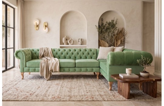 Narożnik chesterfield glamour Oliwer w szałwiowym welurze w jasnym salonie z łukowymi wnękami