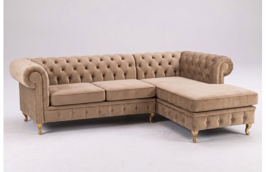 Kanapa chesterfield z szezlongiem Oliwer 2 w beżowym welurze na złotych nóżkach Kanapa chesterfield z szezlongiem Oliwer 2 w beżowym welurze na złotych nóżkach