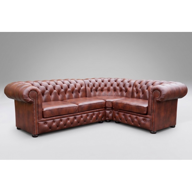 Narożnik chesterfield Gaja w koniakowej skórze naturalnej widziany od frontu Narożnik chesterfield Gaja w koniakowej skórze naturalnej widziany od frontu