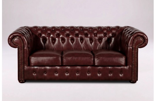 Sofa chesterfield Noble w ciemnobordowej skórze z pikowanym oparciem, widok od frontu Sofa chesterfield Noble w ciemnobordowej skórze z pikowanym oparciem, widok od frontu