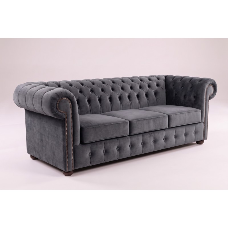 Sofa chesterfield Noble w szarym welurze, widok z boku Sofa chesterfield Noble w szarym welurze, widok z boku
